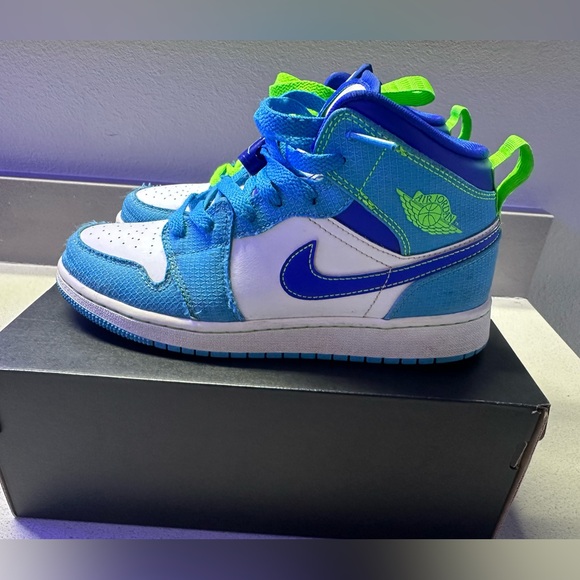 Nike Air Jordan 1 Mid SE (GS)- size 4Y - Picture 2 of 12